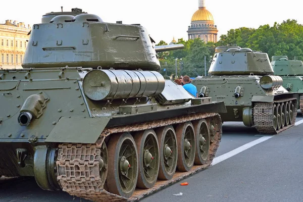 Средний танк Т-34-85 на фоне "Сент-Айзекс Кэт" — стоковое фото