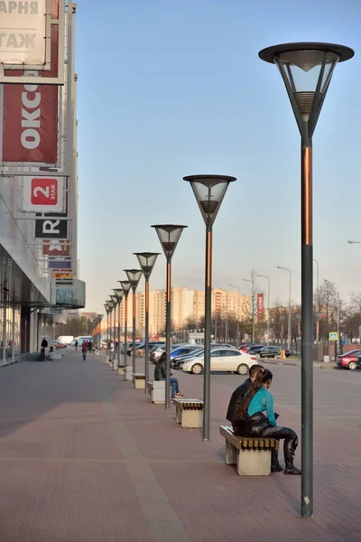 ショッピングやバックパッカーが集まる地域の近くの街灯で歩行者エリア — ストック写真