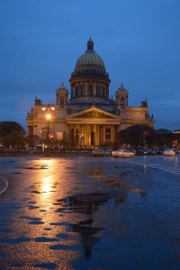 St Isaacs Katedrali ve onun yansıma yağmur sonra geceleri