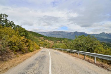 Dağlarda asfalt yol