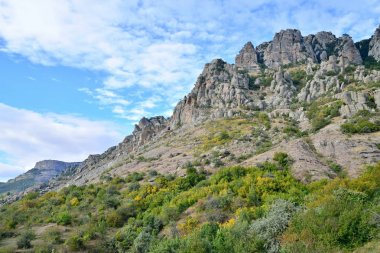 Taş sütunlar ve hayaletler Vadisi kayalarda