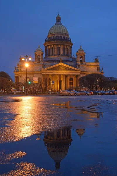 Catedral de São Isaacs e seu reflexo à noite após a chuva — Fotografia de Stock