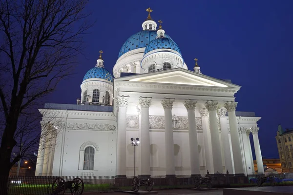 Catedral da Trindade com iluminação à noite — Fotografia de Stock