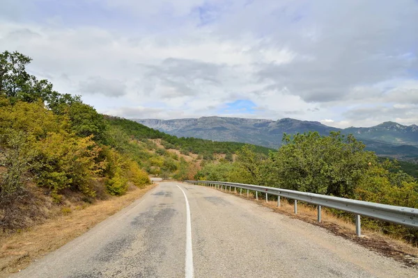 Dağlarda asfalt yol