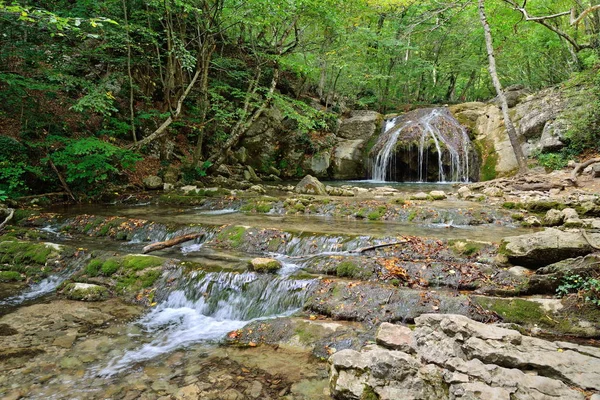 Rapid ve şelaleler gorge Doğu Ulu-uz Nehri üzerinde ha