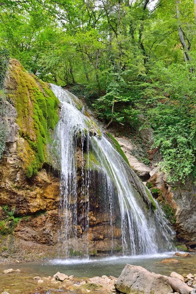 Cachoeira de Dzhur-Dzhur no rio East Ulu-Uzen no desfiladeiro ha Imagens Royalty-Free