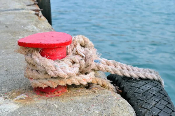 Bir ip ve lastik ile pier üzerine kırmızı standı