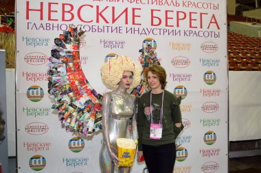 Patlamış mısır saç ve fotoğraf bölgedeki dergilerden kanatlar ile model bir