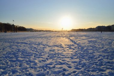 Neva nehrinin buzunda kış manzarası, gün batımında