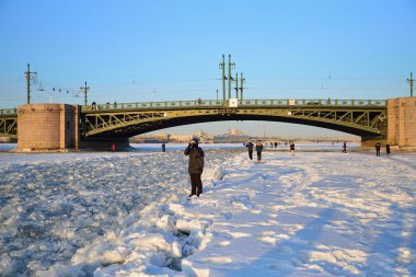 İnsanlar Neva Nehri'nin buza Günbatımı Fotoğraf çekmek 