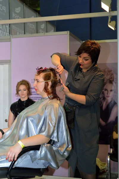 Master class Barber beauty Studio Julia Vorontsova at the festiv — Stock Photo, Image