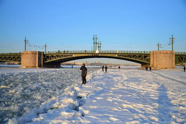 People take pictures of the sun on the ice of the Neva river at — Stock Photo, Image