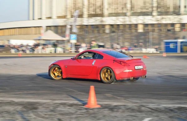 Voiture de course rouge course par équipe sur la piste près du CCM au Worl — Photo