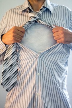 bir süper kahraman gibi davranan iş adamı