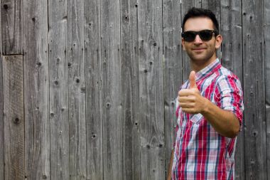 Adam işaret veriyor.