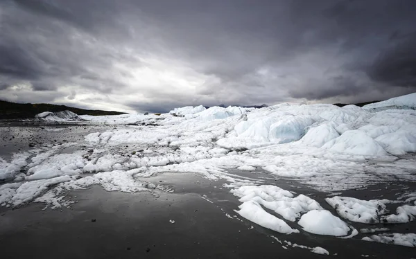 Fırtınadaki Buzul - Alaska 'nın buzulu küresel ısınma yüzünden yavaş yavaş yok oldu. Çorak arazi geride ne tür bir tarih bıraktığını gösteriyor. Sonbahar bu toprakları ziyaret etmek için her zaman iyi bir zamandır. Renk karşıtlığı buraya canlı bir battaniye örtüyor. 