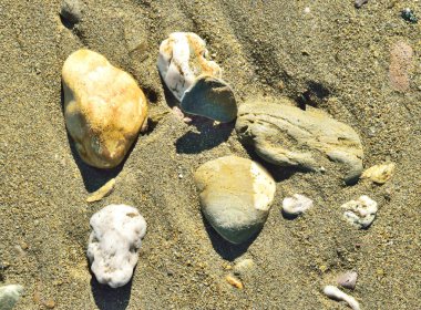 Kumsalda çakıl taşları.