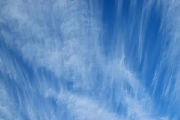 Modrá obloha a cirrus mraky. — Stock fotografie