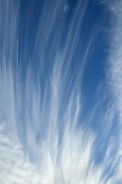 Modrá obloha a cirrus mraky. — Stock fotografie