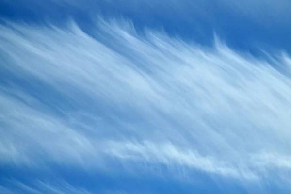 Blauwe luchten en cirruswolken. — Stockfoto