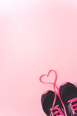 Pembe üzerinde fitness ekipmanları