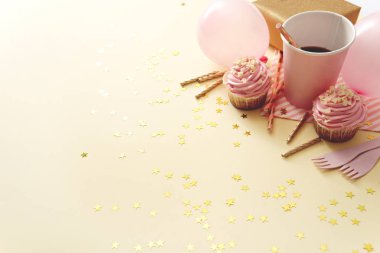 Parti için hazırlanan doğum günü tablo