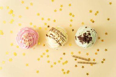 Kutlama süslemeleri için doğum günü için şölen masası.