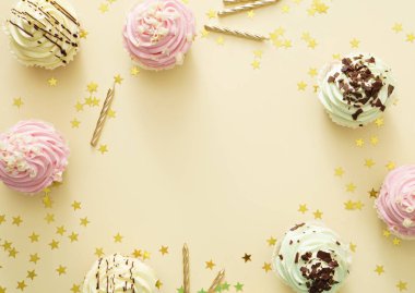 Kutlama süslemeleri için doğum günü için şölen masası.