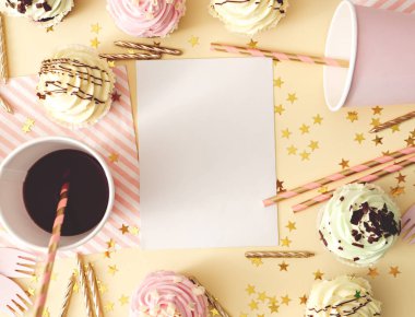 Kutlama süslemeleri için doğum günü için şölen masası.