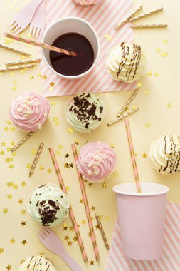 Kutlama süslemeleri için doğum günü için şölen masası.