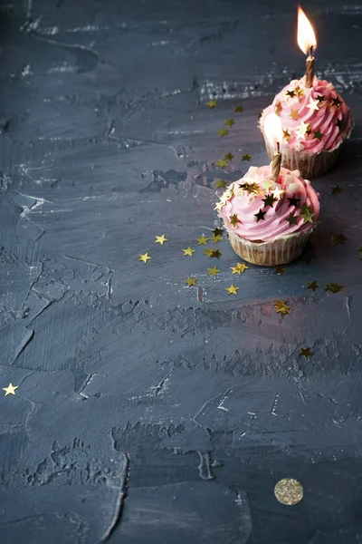 Δύο ροζ cupcakes με κεριά και κομφετί — Φωτογραφία Αρχείου