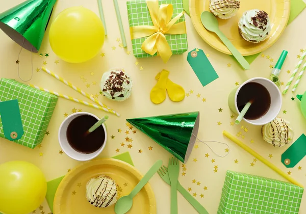 Kutlama süslemeleri için doğum günü için şölen masası.