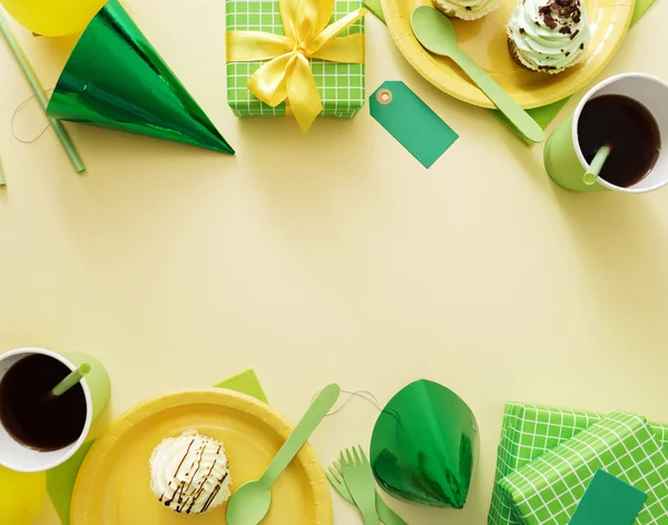 Kutlama süslemeleri için doğum günü için şölen masası.