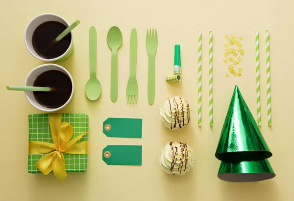 Festive table setting for birthday on celebratory decorations — Stock Photo, Image