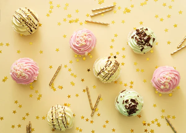 Kutlama süslemeleri için doğum günü için şölen masası.