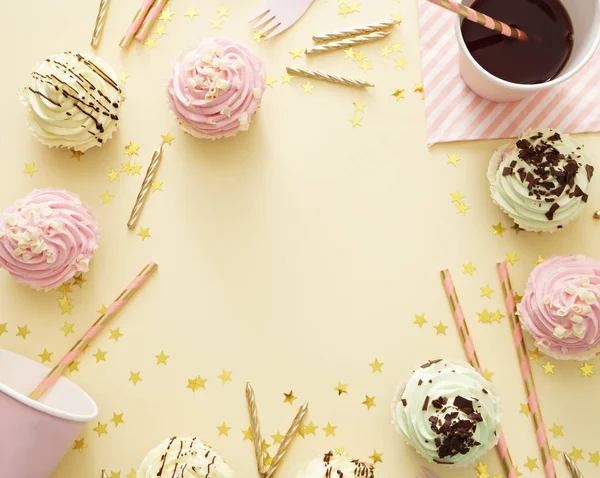 Kutlama süslemeleri için doğum günü için şölen masası.