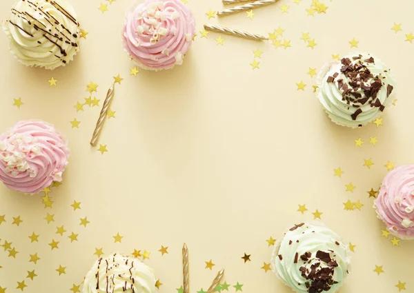 Kutlama süslemeleri için doğum günü için şölen masası.