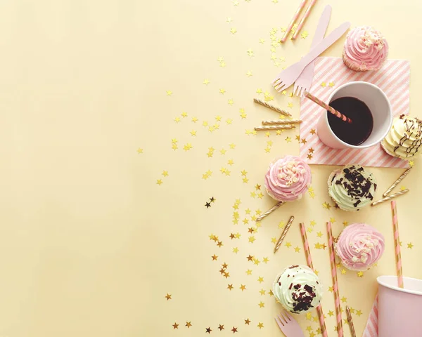 Kutlama süslemeleri için doğum günü için şölen masası.