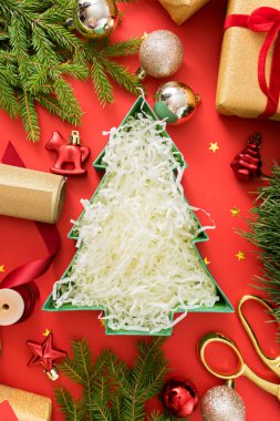 Kırmızı masada Noel dekorasyon.