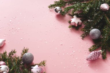 Noel üç ve oyuncaklar, düz yatıyordu 