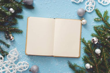 Çam ağacı ve kitap ile Noel oyuncaklar