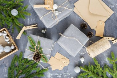 hediyelerle yılbaşı süsleri