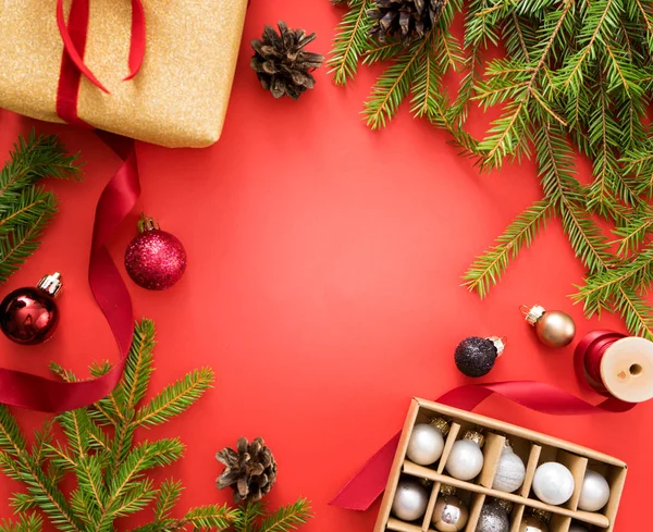 Decoração de Natal na mesa vermelha . — Fotografia de Stock