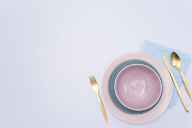 iki boş tabak, çatal, bıçak ve kaşık 