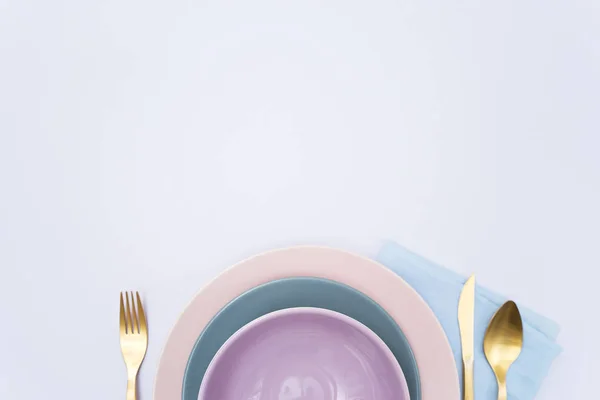 Empty plates, fork, knife and spoon — Stock Photo, Image