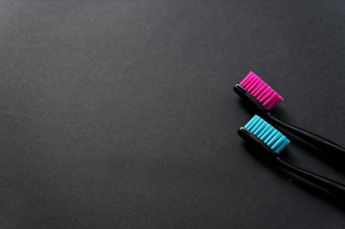 Diş kavramı renkli diş fırçaları 