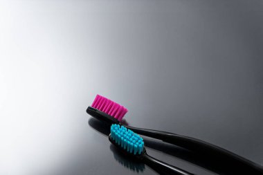 Diş kavramı renkli diş fırçaları  