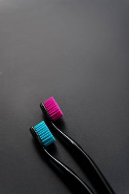 Diş kavramı renkli diş fırçaları 