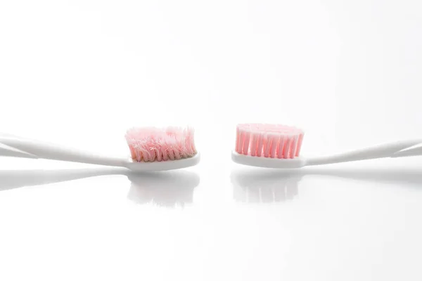 歯ブラシ前に、と後の比較 — ストック写真