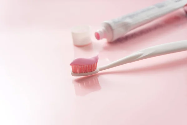Pasta de dentes na escova de dentes branca — Fotografia de Stock